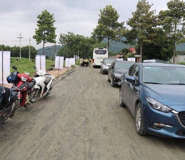 Nhiều người đổ về các vùng ven đô để xem đất.